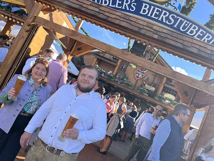 Magdalena und Stefan Kübler erwarten ihre Besucher in Kübler's Bierstüberl auf dem Oktoberfest 2025 in der Wirtsbudenstr (©Foto:Martin Schmitz)